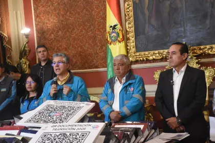 El alcalde de La Paz, Iván Arias, y el alcalde electo, César Dockweiler. FOTO: GAMLP