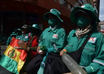 Trabakadores de La Paz Limpia bloquearon el centro de La Paz. FOTO: APG