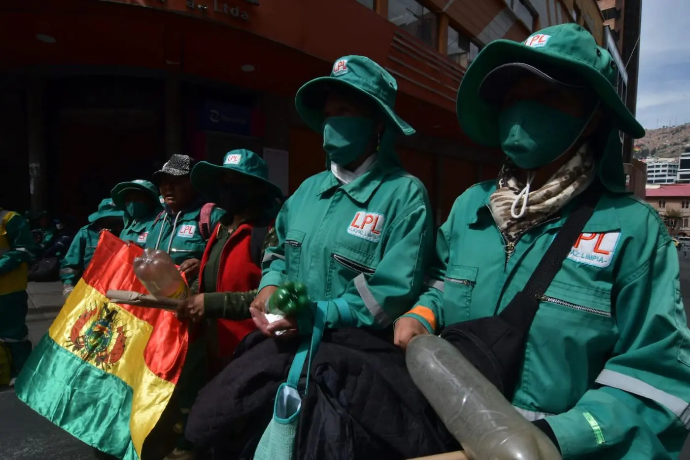 Trabakadores de La Paz Limpia bloquearon el centro de La Paz. FOTO: APG