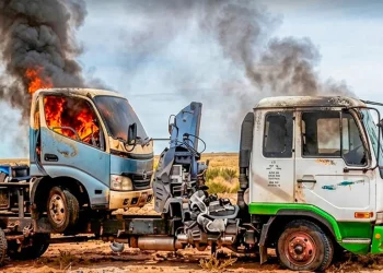 Aduana intercepta dos camiones chatarreros y los incinera en la ruta hacia Pisiga