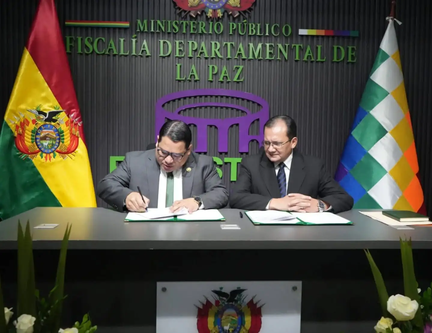 La firma del acuerdo/Fisc. General