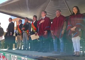Paz ‘tiende la mano’ en El Alto y pide reactivar la ciudad: ‘Es hora de pelear por el desarrollo’