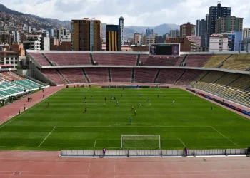 A los estadios de Bolivia les urge modernización