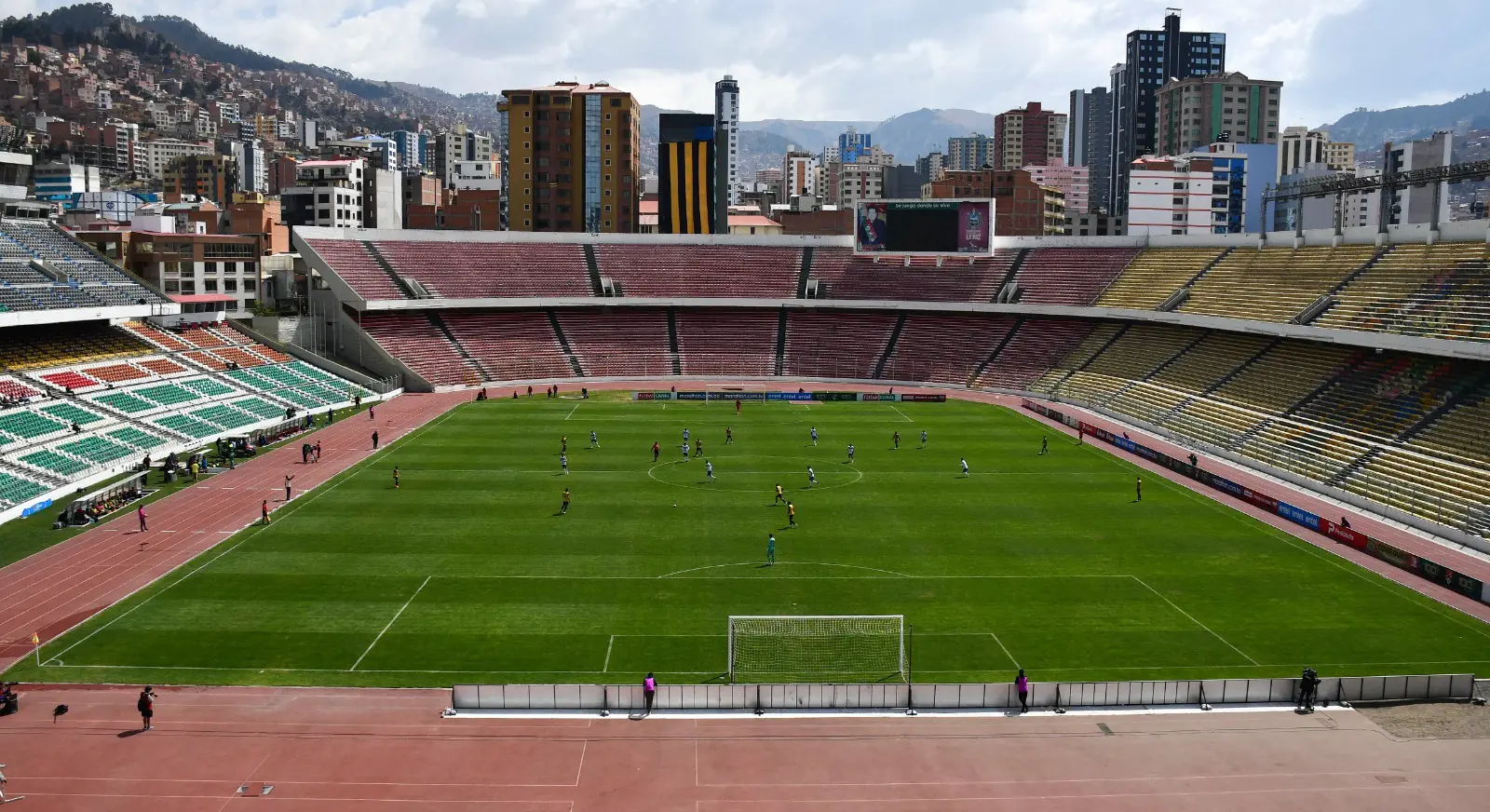 A los estadios de Bolivia les urge modernización