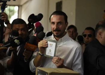 JP Velasco emite su voto y adelanta estricto control a las actas electorales