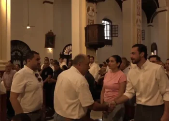 Velasco y Ritter coinciden en misa antes de votar y se estrecharon la mano