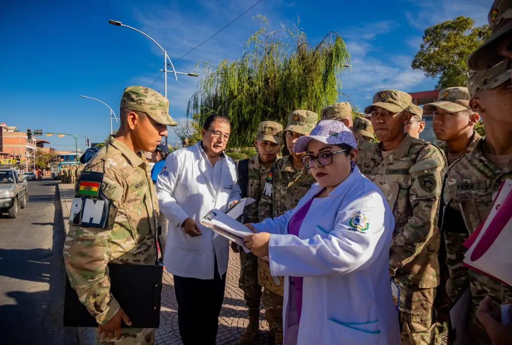 Brigadas de médicos y conscriptos en la campaña contra los criaderos de mosquitos. FOTO: GAMC