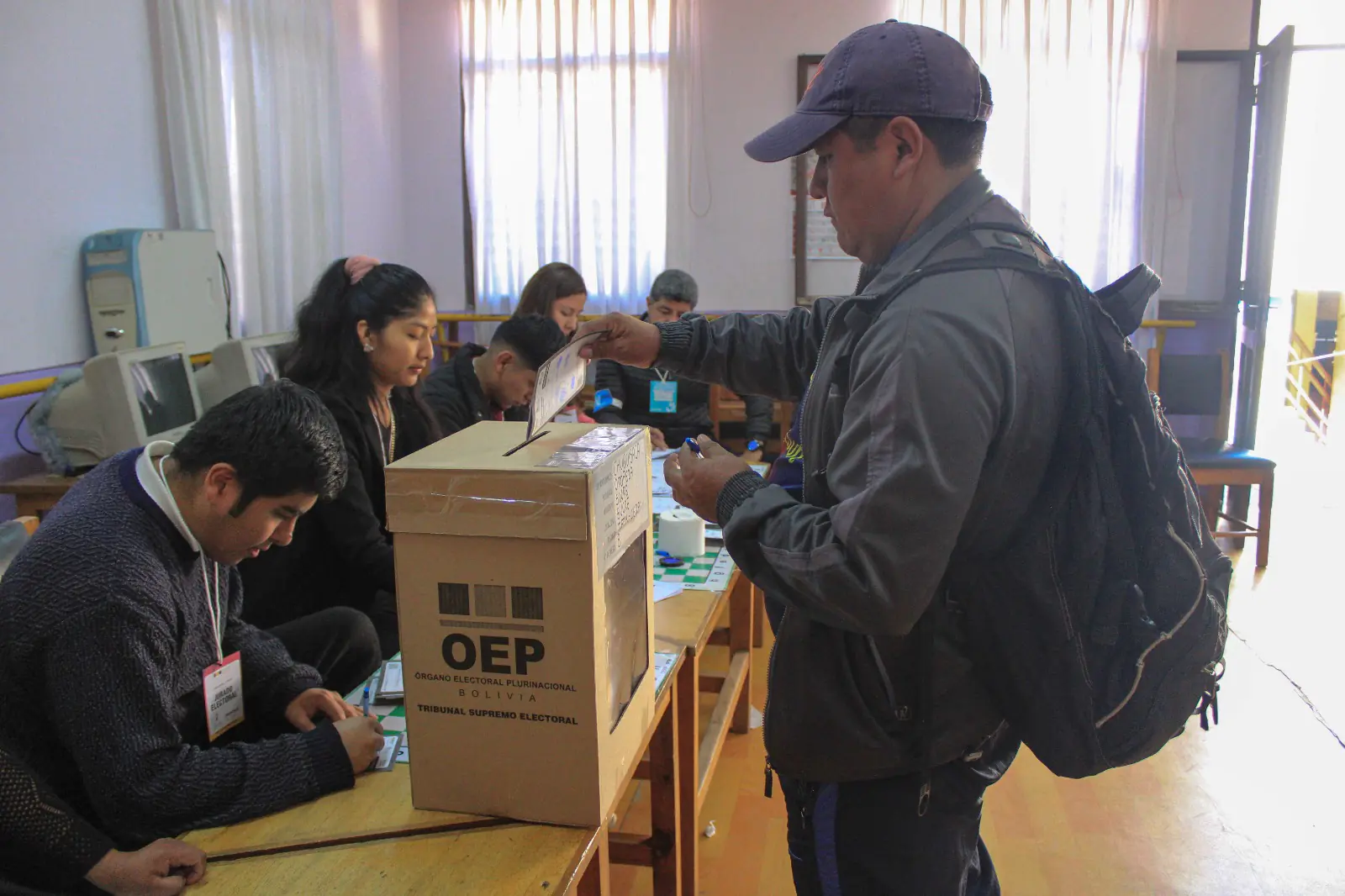 Comienzan a cerrar las mesas de sufragio y jurados inician con el conteo de votos