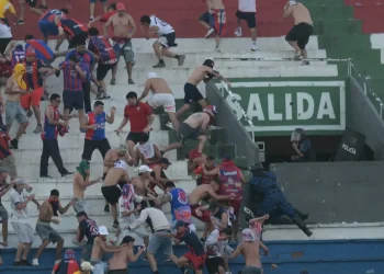 Suspenden clásico paraguayo por bochornosa violencia