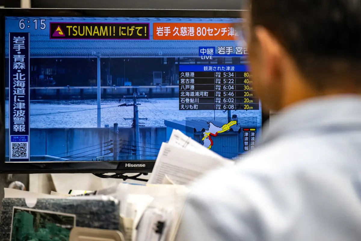 Un mensaje de advertencia en una transmisión en vivo de NHK/AFP