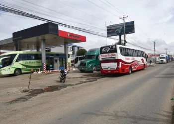 Estaciones de servicio en Santa Cruz reportan déficit de diésel