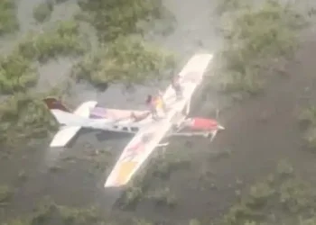 Una avioneta realizó un aterrizaje de emergencia en la ruta Trinidad - Santa Ana. FOTO: RRSS