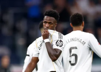Real Madrid vence sin brillo 2-1 al Alavés y se acerca al Barça