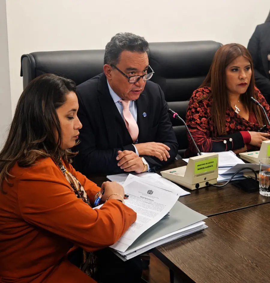 El ministro de Defensa, Marcelo Salinas, brindó un informe sobre la atención a víctimas del accidente aéreo en El Alto. FOTO: Ministerio de Defensa