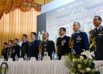 Paz se reúne con comandantes del Ejército y apunta a fortalecer la institucionalidad