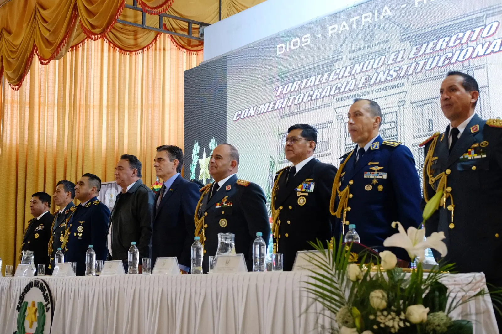 Paz se reúne con comandantes del Ejército y apunta a fortalecer la institucionalidad