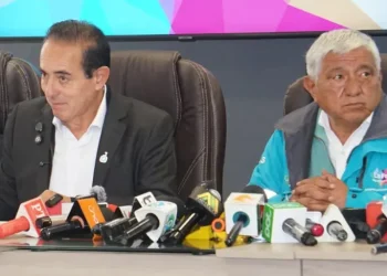 El alcalde electo de La Paz, César Dockweiler, y el actual alcalde Iván Arias. FOTO: GAMLP