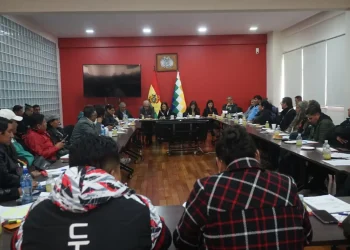 Reunión entre autoridades del Ministerio de Educación y dirigentes del magisterio. FOTO: APG
