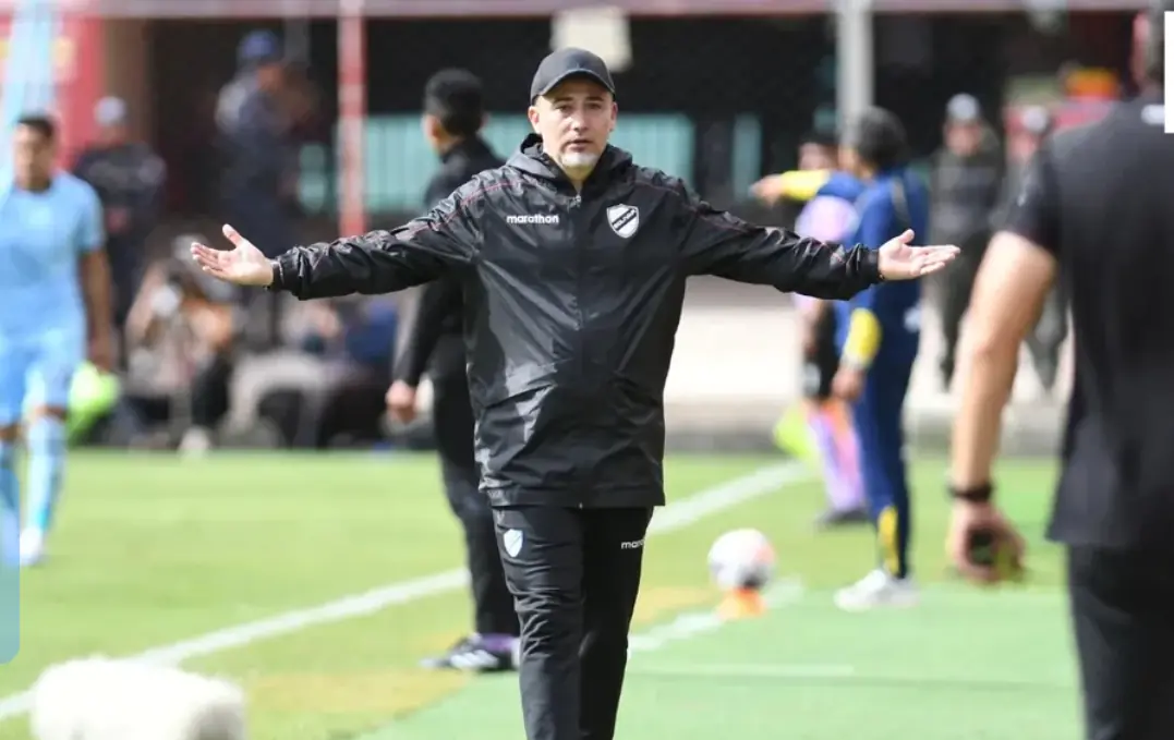 Bolívar confirmó la salida del DT Flavio Robatto