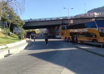 Choferes levantan bloqueo en avenida Montes; persisten filas por abastecimiento