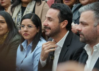 Velasco advierte crisis en gobernaciones; plantea cambio de modelo fiscal en cita con Paz