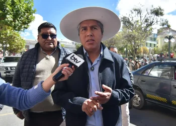 Sánchez plantea al Gobierno potenciar capacidades productivas de Oruro en cita con Paz