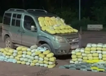 El vehículo y la carga de droga incautada/PRF