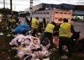 Funcionarios municipales realizan el recojo de la basura. FOTO: GAMSC