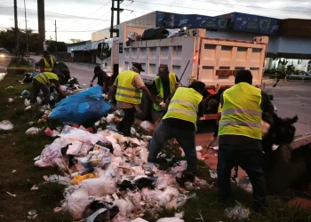 Funcionarios municipales realizan el recojo de la basura. FOTO: GAMSC