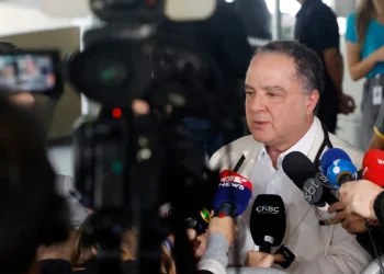 El doctor Roberto Kalil habla después de un procedimiento médico al presidente brasileño/AFP