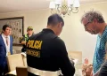 Agentes de policía junto al exdirector de la ONPE, Piero Corvetto/AFP