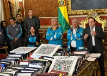 El alcalde de La Paz, Iván Arias, y el alcalde electo César Dockweiler. FOTO: GAMLP