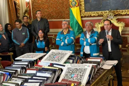 El alcalde de La Paz, Iván Arias, y el alcalde electo César Dockweiler. FOTO: GAMLP