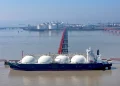 Un buque descarga gas natural licuado/AFP
