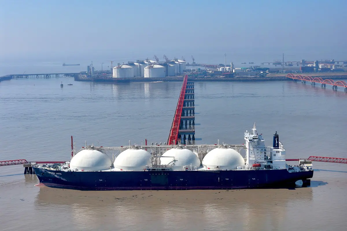 Un buque descarga gas natural licuado/AFP