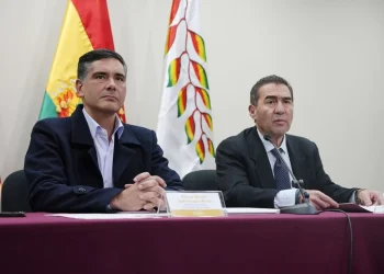los ministros de Desarrollo Productivo, Rural y Agua y de Planificación, Oscar Mario Justiniano, y Fernando Romero. FOTO: Ministerio de Desarrollo Productivo
