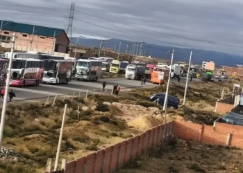 Falta de diésel paraliza ruta La Paz–Oruro y obliga a viajeros a caminar