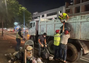 Personal de la alcaldía trabaja en el recojo de basura/RRSS