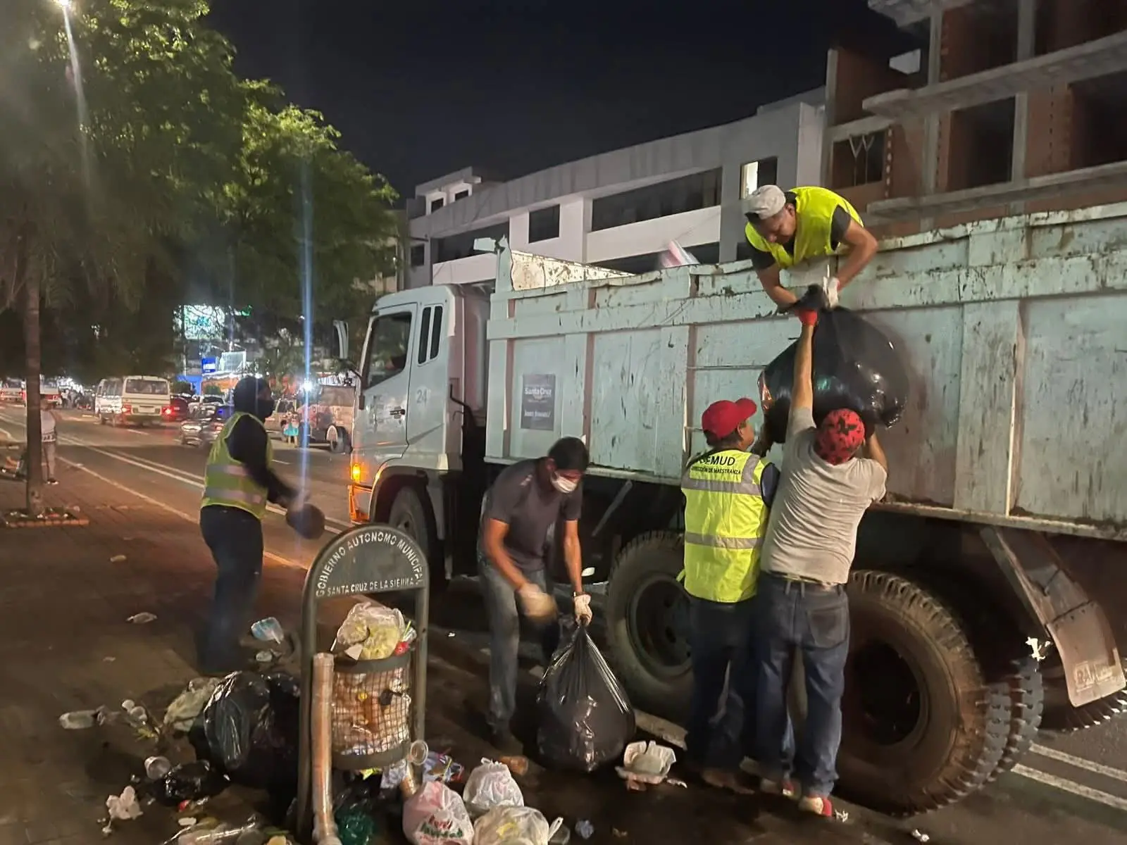 Personal de la alcaldía trabaja en el recojo de basura/RRSS