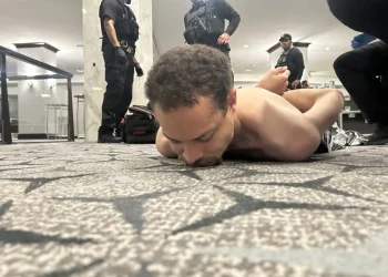 El atacante fue reducido y detenido/AFP