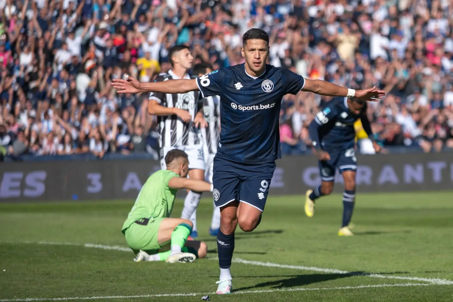 Independiente Rivadavia golea y se asegura primer puesto