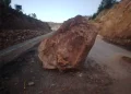 Caída de roca en Llallagua–Ravelo obliga a circular con extrema precaución