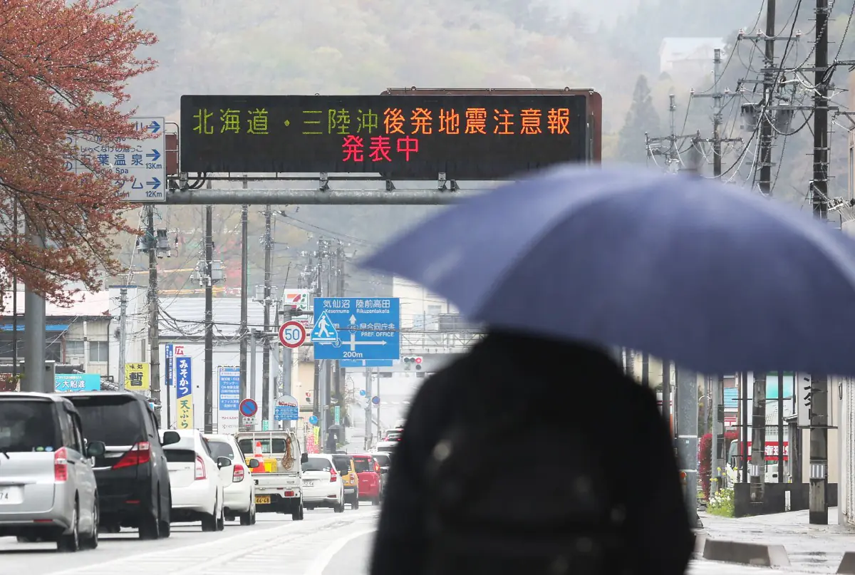 Un cartel electrónico "Alerta sobre réplicas en Hokkaido y la costa de Sanriku"/AFP