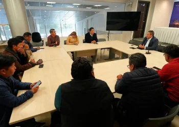 Inicia diálogo entre choferes y YPFB en medio de bloqueos en El Alto