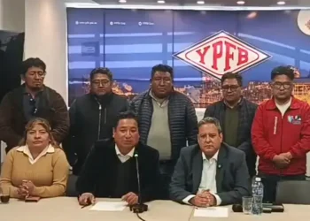 Transportistas acuerdan levantar bloqueos tras diálogo con YPFB