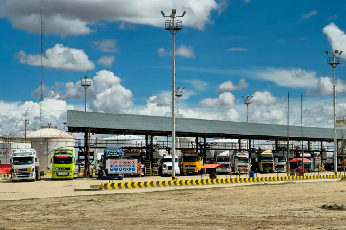 YPFB despacha 4,3 millones de litros de combustible en La Paz y aguarda reducción de filas