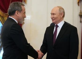 El presidente ruso Vladimir Putin estrecha la mano del ministro de Asuntos Exteriores iraní Abbas Araghchi /AFP