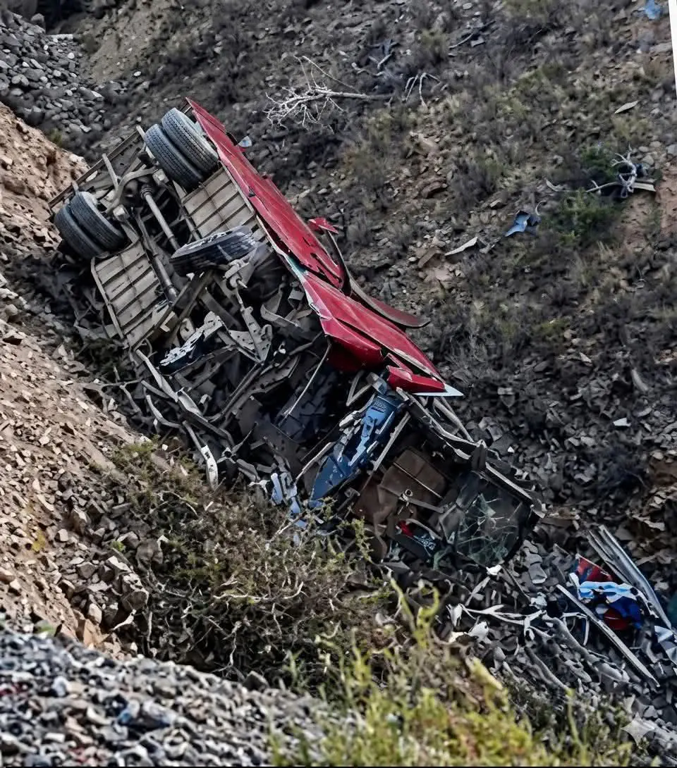 El bus de la empresa Narvez quedó al fondo del barranco/RRSS