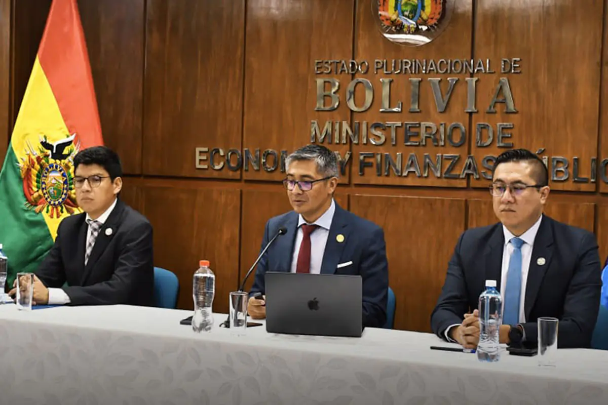 Gobierno destaca reducción del déficit y estabilidad económica en 120 días de gestión