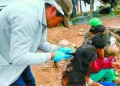 Médicos realizan la revisión en pueblos indígenas. FOTO: CEPILAB